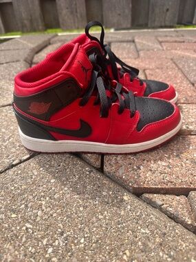 Boys Youth Jordan 1 Mid "Reverse Bred" Sneakers Size 4